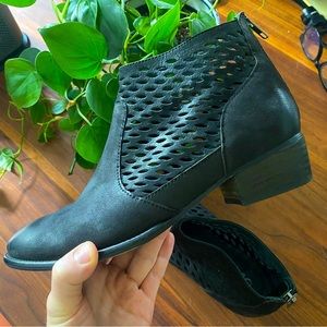 Seychelles Anthropologie 8.5 Black Leather Ankle Boots EUC